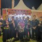 drg. Ellya Fardasah M.Kes, Kepala Dinas Kesehatan P2KB Sumenep, berfoto bersama jajaran pejabat dan staf di stand Pameran Pembangunan 2025. Momen ini sekaligus menunjukkan komitmen seluruh tim Dinkes P2KB dalam menghadirkan layanan kesehatan berkualitas, edukasi masyarakat, dan inovasi unggulan bagi warga Sumenep.
