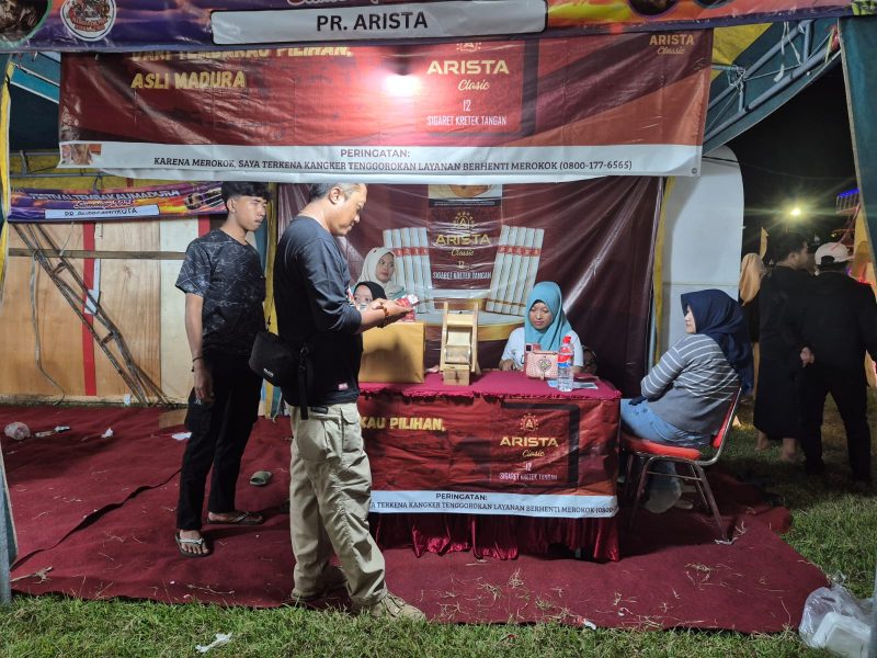 PR Arista tampil percaya diri dengan memperkenalkan produk unggulan SKT Arista Classic di tengah riuhnya Festival Tembakau Madura