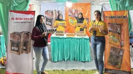 Tim PR Kawan Lama Jaya sedang mempromosikan Rokok SKT Bopo dan Toffa Mangga di stand Festival Tembakau Madura 2025. Kehadiran mereka menarik perhatian pengunjung dan menegaskan identitas serta kualitas kretek lokal Madura