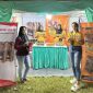 Tim PR Kawan Lama Jaya sedang mempromosikan Rokok SKT Bopo dan Toffa Mangga di stand Festival Tembakau Madura 2025. Kehadiran mereka menarik perhatian pengunjung dan menegaskan identitas serta kualitas kretek lokal Madura