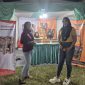 Tim PR  sedang mempromosikan Rokok produksinya di stand Festival Tembakau Madura 2025. Kehadiran mereka menarik perhatian pengunjung dan menegaskan identitas serta kualitas kretek lokal Madura