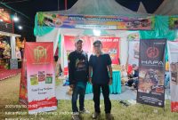 Keterangan Foto: Tim Pandi Mas sedang mempromosikan Rokok Netral, Yunnan dan Juragan Alami di stand Festival Tembakau Madura 2025, menarik perhatian pengunjung dengan inovasi produk dan interaksi langsung yang menegaskan kualitas kretek lokal Madura