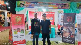 Keterangan Foto: Tim Pandi Mas sedang mempromosikan Rokok Netral, Yunnan dan Juragan Alami di stand Festival Tembakau Madura 2025, menarik perhatian pengunjung dengan inovasi produk dan interaksi langsung yang menegaskan kualitas kretek lokal Madura