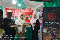 Tim PR Maghfiroh sedang mempromosikan Rokok SKT Hafa Oren, Hafa Mangga, dan Hafa Original di stand Festival Tembakau Madura 2025. Kehadiran mereka menarik perhatian pengunjung dan menegaskan kualitas serta kebanggaan kretek lokal Madura.