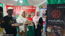 Tim PR Maghfiroh sedang mempromosikan Rokok SKT Hafa Oren, Hafa Mangga, dan Hafa Original di stand Festival Tembakau Madura 2025. Kehadiran mereka menarik perhatian pengunjung dan menegaskan kualitas serta kebanggaan kretek lokal Madura.