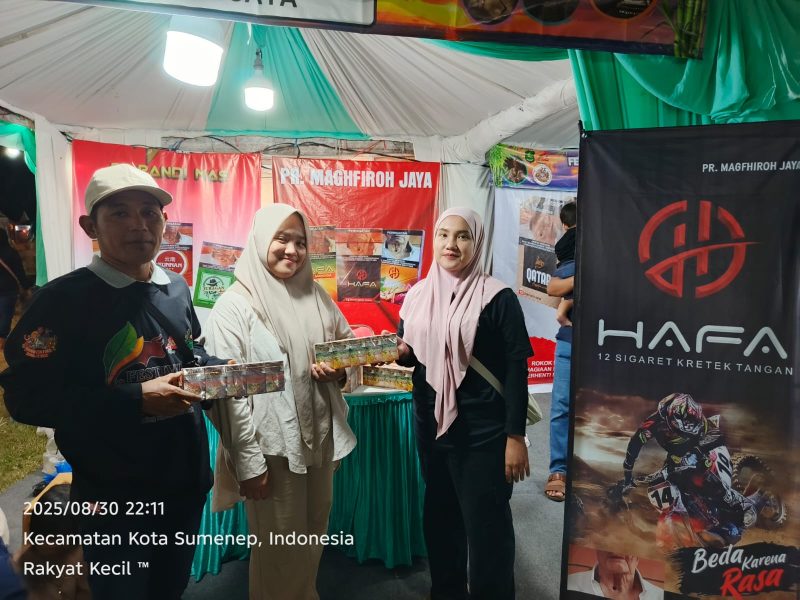 Tim PR Maghfiroh sedang mempromosikan Rokok SKT Hafa Oren, Hafa Mangga, dan Hafa Original di stand Festival Tembakau Madura 2025. Kehadiran mereka menarik perhatian pengunjung dan menegaskan kualitas serta kebanggaan kretek lokal Madura.