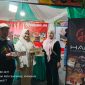Tim PR Maghfiroh sedang mempromosikan Rokok SKT Hafa Oren, Hafa Mangga, dan Hafa Original di stand Festival Tembakau Madura 2025. Kehadiran mereka menarik perhatian pengunjung dan menegaskan kualitas serta kebanggaan kretek lokal Madura.
