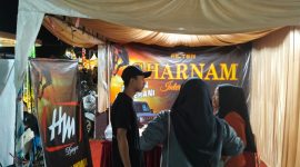 Pengunjung festival antusias melihat produk unggulan HM Cokelat dan Gharnam di stand PR Mulia Indah dan PR Bima Dharma Sejahtera pada Festival Tembakau Madura 2025 di Stadion A. Yani, Sumenep