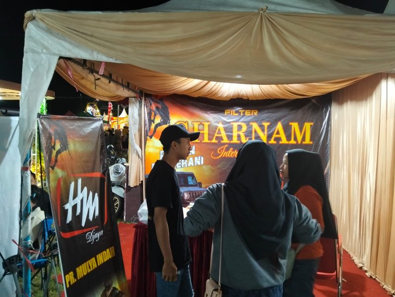 Pengunjung festival antusias melihat produk unggulan HM Cokelat dan Gharnam di stand PR Mulia Indah dan PR Bima Dharma Sejahtera pada Festival Tembakau Madura 2025 di Stadion A. Yani, Sumenep