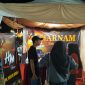 Pengunjung festival antusias melihat produk unggulan HM Cokelat dan Gharnam di stand PR Mulia Indah dan PR Bima Dharma Sejahtera pada Festival Tembakau Madura 2025 di Stadion A. Yani, Sumenep