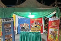 Senyum seorang karyawan PR lokal di arena Festival Tembakau Madura 2025 mencerminkan kebanggaan menjadi bagian dari industri kretek tangan yang terus membuka lapangan kerja di Madura.

