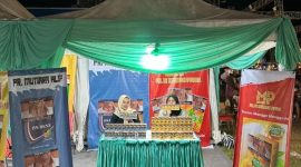 Senyum seorang karyawan PR lokal di arena Festival Tembakau Madura 2025 mencerminkan kebanggaan menjadi bagian dari industri kretek tangan yang terus membuka lapangan kerja di Madura.
