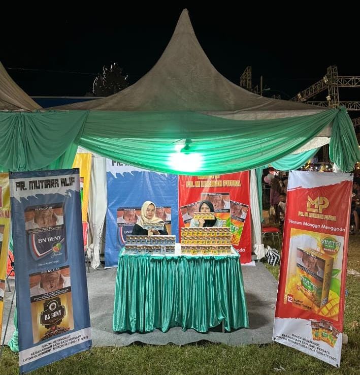 Senyum seorang karyawan PR lokal di arena Festival Tembakau Madura 2025 mencerminkan kebanggaan menjadi bagian dari industri kretek tangan yang terus membuka lapangan kerja di Madura.
