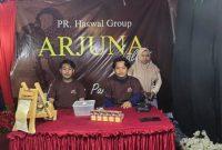 Karyawan PR Haswal Group di stand Festival Tembakau Madura 2025 menjadi wajah nyata peran industri lokal dalam menggerakkan roda ekonomi. Dari tangan mereka, SKT Arjuna Alami lahir sebagai karya sekaligus sumber penghidupan
