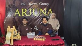 Karyawan PR Haswal Group di stand Festival Tembakau Madura 2025 menjadi wajah nyata peran industri lokal dalam menggerakkan roda ekonomi. Dari tangan mereka, SKT Arjuna Alami lahir sebagai karya sekaligus sumber penghidupan