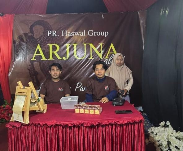 Karyawan PR Haswal Group di stand Festival Tembakau Madura 2025 menjadi wajah nyata peran industri lokal dalam menggerakkan roda ekonomi. Dari tangan mereka, SKT Arjuna Alami lahir sebagai karya sekaligus sumber penghidupan