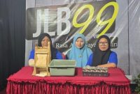 Suasana interaktif di stand PR JLB saat memperkenalkan SKT Arjuna Alami pada Festival Tembakau Madura 2025. Setiap batang kretek tidak hanya membawa cita rasa khas, tetapi juga menyimpan harapan bagi ribuan buruh linting di Madura.