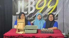 Suasana interaktif di stand PR JLB saat memperkenalkan SKT Arjuna Alami pada Festival Tembakau Madura 2025. Setiap batang kretek tidak hanya membawa cita rasa khas, tetapi juga menyimpan harapan bagi ribuan buruh linting di Madura.