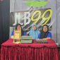 Suasana interaktif di stand PR JLB saat memperkenalkan SKT Arjuna Alami pada Festival Tembakau Madura 2025. Setiap batang kretek tidak hanya membawa cita rasa khas, tetapi juga menyimpan harapan bagi ribuan buruh linting di Madura.
