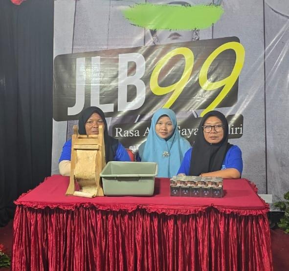 Suasana interaktif di stand PR JLB saat memperkenalkan SKT Arjuna Alami pada Festival Tembakau Madura 2025. Setiap batang kretek tidak hanya membawa cita rasa khas, tetapi juga menyimpan harapan bagi ribuan buruh linting di Madura.