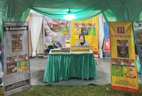 Keterangan Foto:
Karyawan PR Berkah Azhar di stand Festival Tembakau Madura 2025, menampilkan produk andalan SKT Kairo Original dan Kairo Mangga.