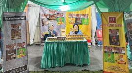 Keterangan Foto:
Karyawan PR Berkah Azhar di stand Festival Tembakau Madura 2025, menampilkan produk andalan SKT Kairo Original dan Kairo Mangga.