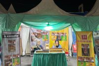 Keterangan Foto:
Karyawan PR Dua Hawa Bin Daud di stand Festival Tembakau Madura 2025, sambil memamerkan varian SKT Ha’il Original, Ha’il Teh, dan Ha’il Mangga. Kehadiran mereka tidak hanya menampilkan produk, tetapi juga menjadi simbol peran industri kretek dalam membuka lapangan kerja dan menopang kesejahteraan masyarakat lokal.