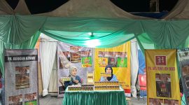 Keterangan Foto:
Karyawan PR Dua Hawa Bin Daud di stand Festival Tembakau Madura 2025, sambil memamerkan varian SKT Ha’il Original, Ha’il Teh, dan Ha’il Mangga. Kehadiran mereka tidak hanya menampilkan produk, tetapi juga menjadi simbol peran industri kretek dalam membuka lapangan kerja dan menopang kesejahteraan masyarakat lokal.