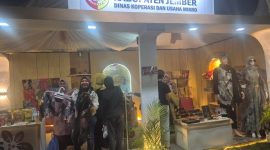 Pengunjung tampak antusias berpose di depan Stand Dinas Koperasi dan Usaha Mikro Kabupaten Jember, simbol kegembiraan sekaligus bukti nyata meriahnya Madura Culture Festival 2025 di Sumenep