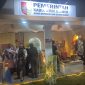 Pengunjung tampak antusias berpose di depan Stand Dinas Koperasi dan Usaha Mikro Kabupaten Jember, simbol kegembiraan sekaligus bukti nyata meriahnya Madura Culture Festival 2025 di Sumenep