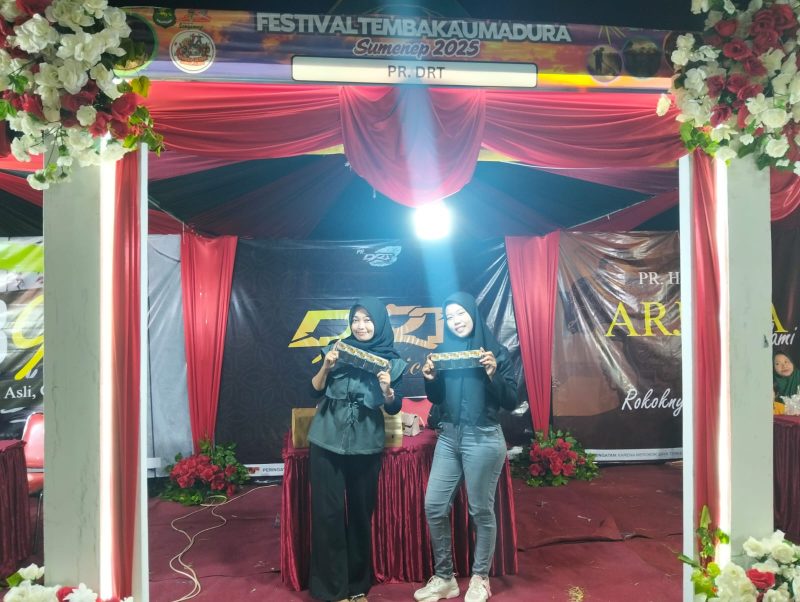 DRT Group hadir dengan semangat baru, karyawan tampak berpose kompak di stand pameran Festival Tembakau Madura.
