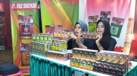 Festival Tembakau Madura 2025 membuka peluang kerja bagi masyarakat lokal, mulai dari tenaga produksi hingga layanan konsumen, di stand PR Faiz Barokah.