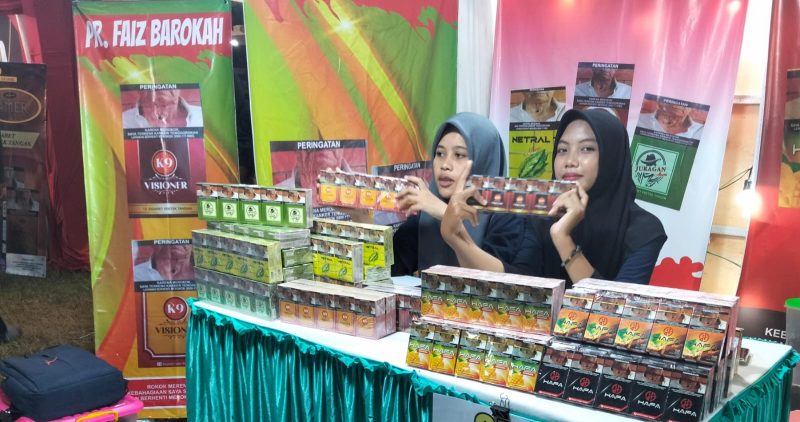 Festival Tembakau Madura 2025 membuka peluang kerja bagi masyarakat lokal, mulai dari tenaga produksi hingga layanan konsumen, di stand PR Faiz Barokah.