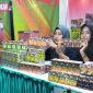 Festival Tembakau Madura 2025 membuka peluang kerja bagi masyarakat lokal, mulai dari tenaga produksi hingga layanan konsumen, di stand PR Faiz Barokah.