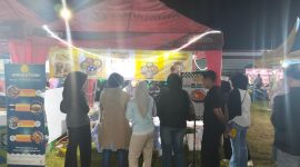 Sejumlah pengunjung MCF 2025  tampak antre di depan stand UMKM. Bahkan terjadi setiap malam gelaran Madura Culture Festival 2025. Antrean panjang ini menunjukkan antusiasme pengunjung yang tinggi untuk membeli produk lokal, dan kuliner khas sekaligus merasakan pengalaman langsung di tengah semarak perayaan kemerdekaan.
