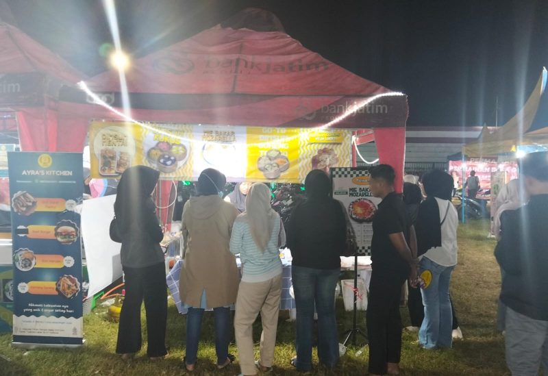 Sejumlah pengunjung MCF 2025  tampak antre di depan stand UMKM. Bahkan terjadi setiap malam gelaran Madura Culture Festival 2025. Antrean panjang ini menunjukkan antusiasme pengunjung yang tinggi untuk membeli produk lokal, dan kuliner khas sekaligus merasakan pengalaman langsung di tengah semarak perayaan kemerdekaan.
