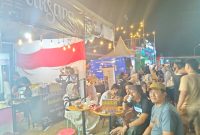 Pengunjung menikmati aroma dan rasa Kopi Lanang di stand Aksara Coffee saat Madura Culture Festival 2025 di Stadion A. Yani, Sumenep