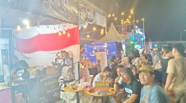 Pengunjung menikmati aroma dan rasa Kopi Lanang di stand Aksara Coffee saat Madura Culture Festival 2025 di Stadion A. Yani, Sumenep
