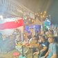 Pengunjung menikmati aroma dan rasa Kopi Lanang di stand Aksara Coffee saat Madura Culture Festival 2025 di Stadion A. Yani, Sumenep