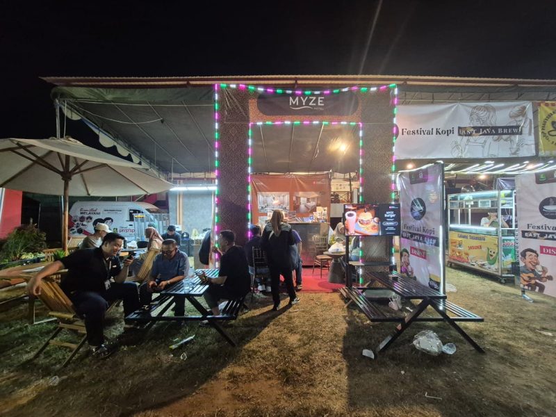 Stand Myze menjadi tempat nongkrong favorit pengunjung, menawarkan suasana santai dan minuman berkualitas di tengah keramaian festival