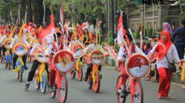 Warna-warni merah putih menghiasi sepeda pelajar SD dan SMP, menjadi simbol keceriaan sekaligus kecintaan pada Tanah Air