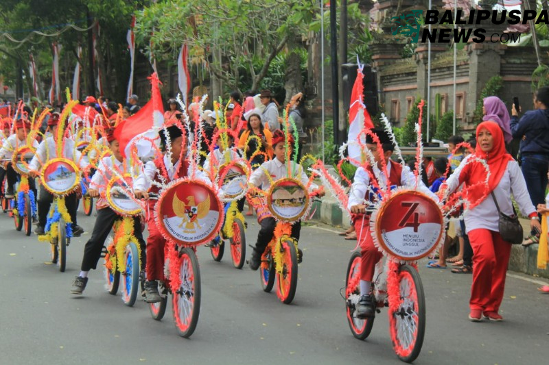 Warna-warni merah putih menghiasi sepeda pelajar SD dan SMP, menjadi simbol keceriaan sekaligus kecintaan pada Tanah Air