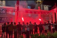 Flare merah menyala di tengah aksi mimbar bebas Dear Jatim di depan DPRD Sumenep, simbol perlawanan terhadap praktik represif aparat