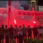 Flare merah menyala di tengah aksi mimbar bebas Dear Jatim di depan DPRD Sumenep, simbol perlawanan terhadap praktik represif aparat