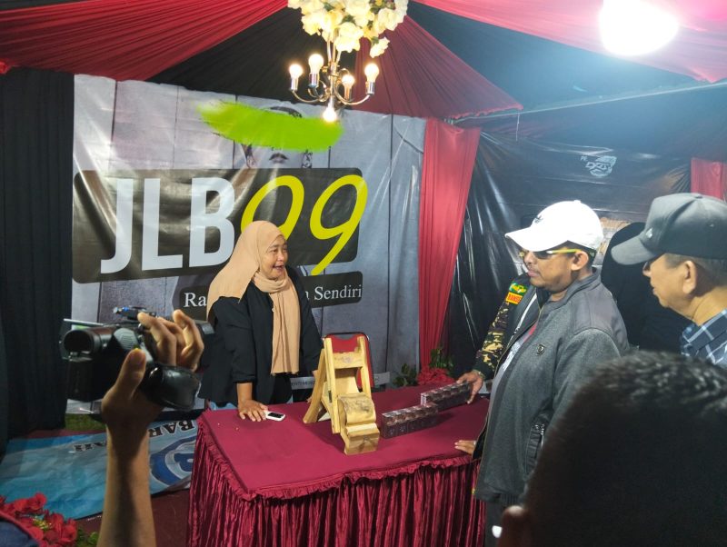 Foto: Bupati Sumenep Achmad Fauzi Wongsojudo yang didampingi  PLT Sekda Syahwan Effendi, Kadisbudpor Sumenep dan sejumlah pejabat daerah disambut ramah saat meninjau stand PR JLB. Kehadiran mereka menjadi simbol dukungan penuh pemerintah terhadap eksistensi industri kretek Madura sebagai identitas, kebanggaan, dan kekuatan ekonomi lokal.