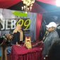 Foto: Bupati Sumenep Achmad Fauzi Wongsojudo yang didampingi  PLT Sekda Syahwan Effendi, Kadisbudpor Sumenep dan sejumlah pejabat daerah disambut ramah saat meninjau stand PR JLB. Kehadiran mereka menjadi simbol dukungan penuh pemerintah terhadap eksistensi industri kretek Madura sebagai identitas, kebanggaan, dan kekuatan ekonomi lokal.