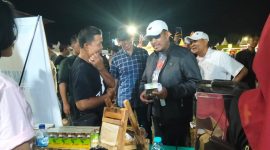 Keterangan Foto:
Bupati Sumenep Achmad Fauzi Wongsojudo bersama PLT Sekda Syahwan Effendi dan sejumlah pejabat daerah saat meninjau langsung  produk unggulan PR Berkah Zahira SKT Eternal.
 Kehadiran mereka menjadi simbol dukungan penuh pemerintah terhadap eksistensi industri kretek Madura sebagai identitas, kebanggaan, dan kekuatan ekonomi lokal