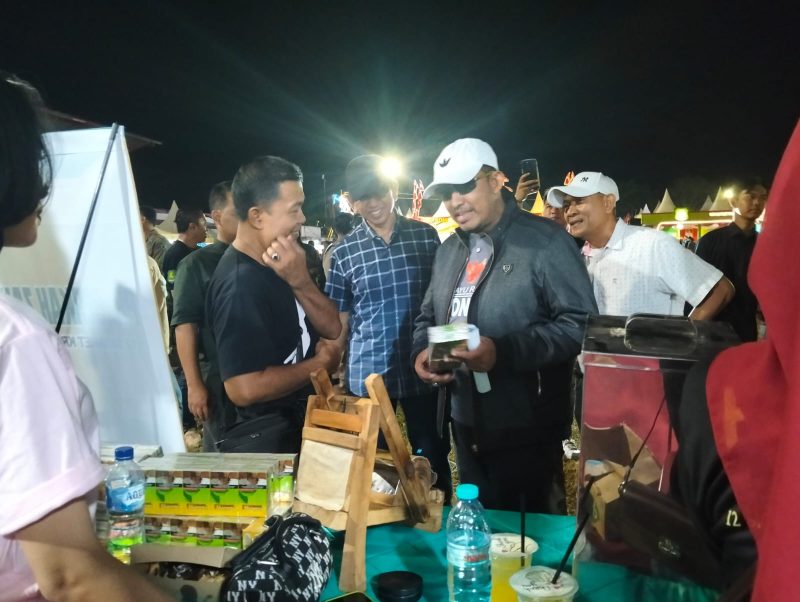Keterangan Foto:
Bupati Sumenep Achmad Fauzi Wongsojudo bersama PLT Sekda Syahwan Effendi dan sejumlah pejabat daerah saat meninjau langsung  produk unggulan PR Berkah Zahira SKT Eternal.
 Kehadiran mereka menjadi simbol dukungan penuh pemerintah terhadap eksistensi industri kretek Madura sebagai identitas, kebanggaan, dan kekuatan ekonomi lokal