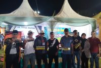 Keterangan Foto:
Bupati Sumenep Achmad Fauzi Wongsojudo bersama PLT Sekda Syahwan Effendi dan sejumlah pejabat daerah memperlihatkan produk unggulan PR Titah Sultan, SKT Ratoe Jagad. Kehadiran mereka menjadi simbol dukungan penuh pemerintah terhadap eksistensi industri kretek Madura sebagai identitas, kebanggaan, dan kekuatan ekonomi lokal.

