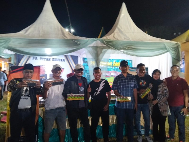 Keterangan Foto:
Bupati Sumenep Achmad Fauzi Wongsojudo bersama PLT Sekda Syahwan Effendi dan sejumlah pejabat daerah memperlihatkan produk unggulan PR Titah Sultan, SKT Ratoe Jagad. Kehadiran mereka menjadi simbol dukungan penuh pemerintah terhadap eksistensi industri kretek Madura sebagai identitas, kebanggaan, dan kekuatan ekonomi lokal.

